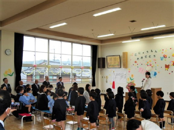 入園式で4歳児・5歳児が歌を歌ってお祝いしているところ
