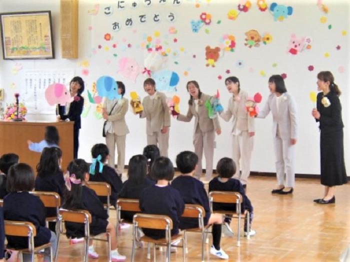 入園式で先生たちが人形劇をしているところ