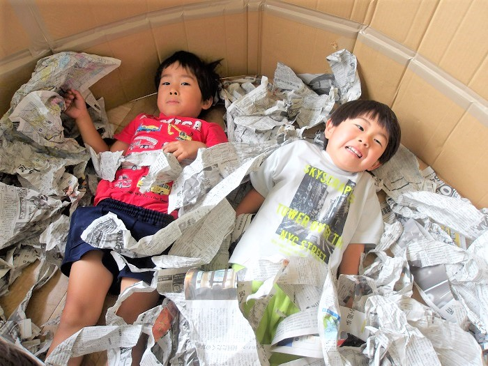 新聞紙で遊ぶ3歳児