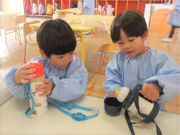 自分で水筒のお茶が入れられるようになった3歳児