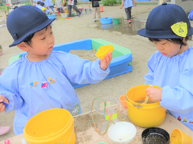 砂遊びをする3歳児