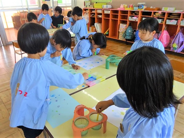 しゃぼん玉アートをする4歳児
