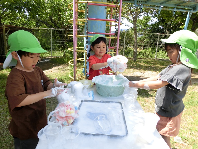 4歳児が石鹸遊びをしているところ