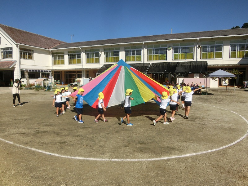 5歳児がバルーンでメリーゴーランドを表現している様子