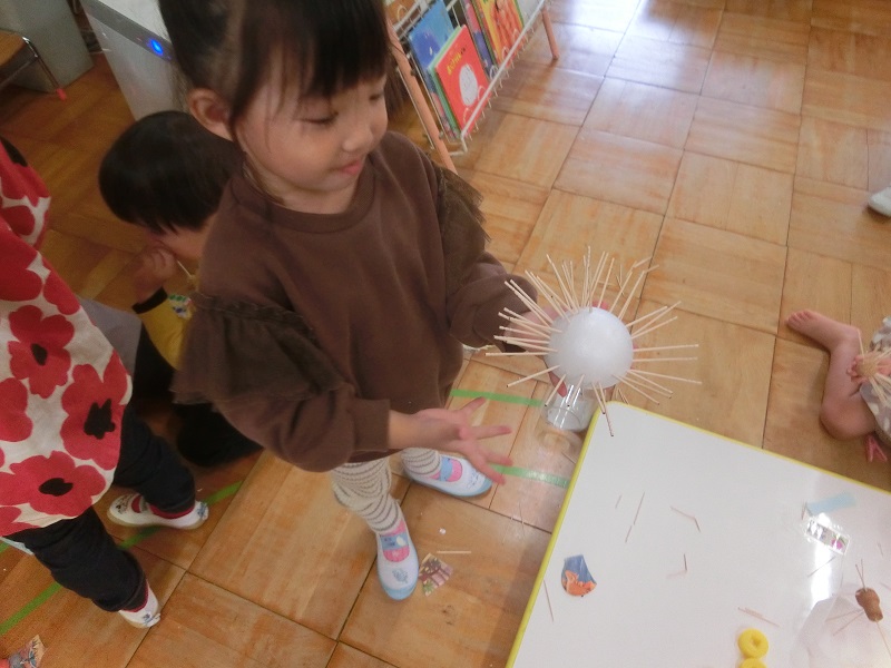 3歳児発砲球制作