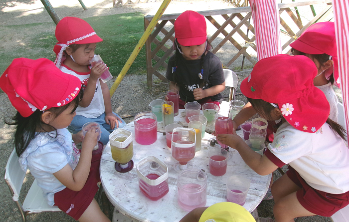 4歳児が色水をつくってパーティーをしているところ