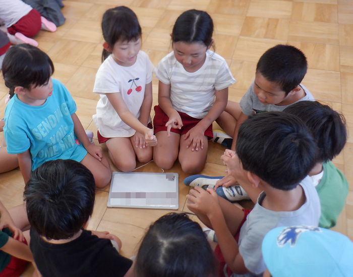 5歳児がじゃんけんや話し合いをしながら、リレーの順番を相談しているところ