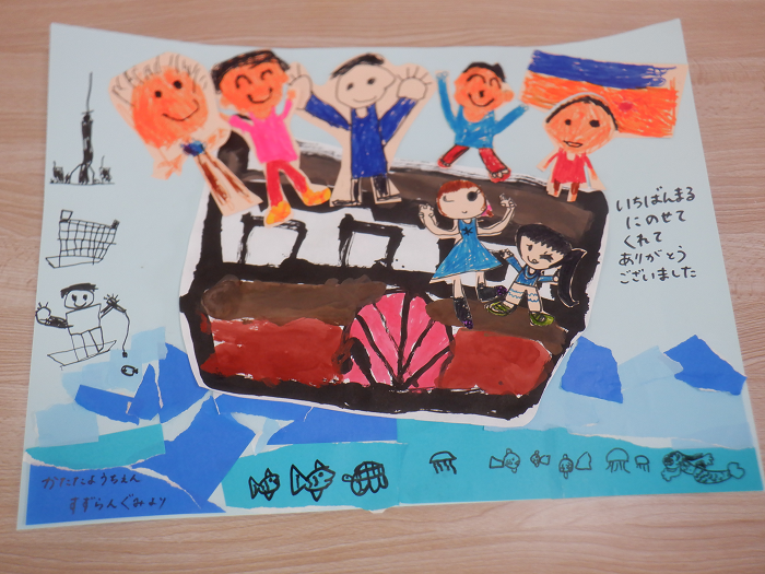 船や人の絵が描かれた子どもたちの作品