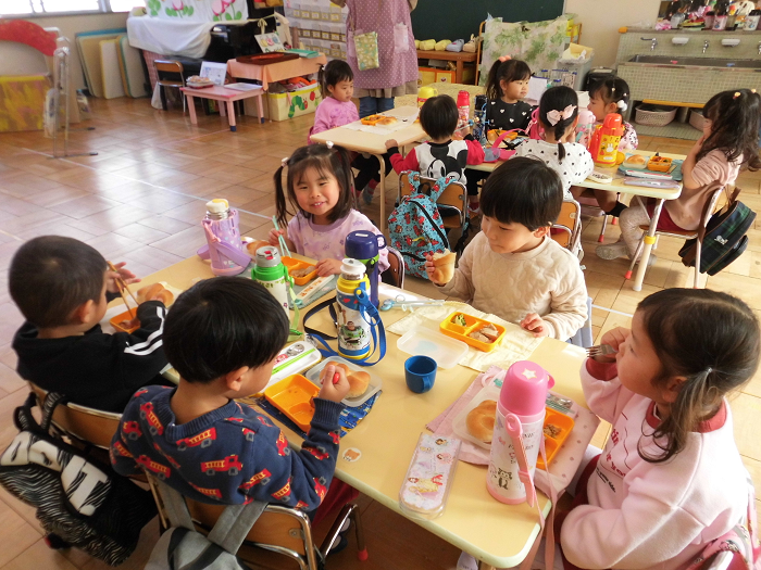 3歳児がお友達と一緒にお弁当を食べているところ