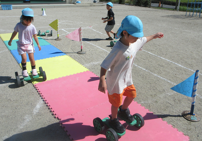 5歳児がペダルローラーにのって遊んでいるところ