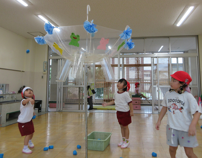 4歳児がビニール傘でつくった玉入れで遊んでいるところ