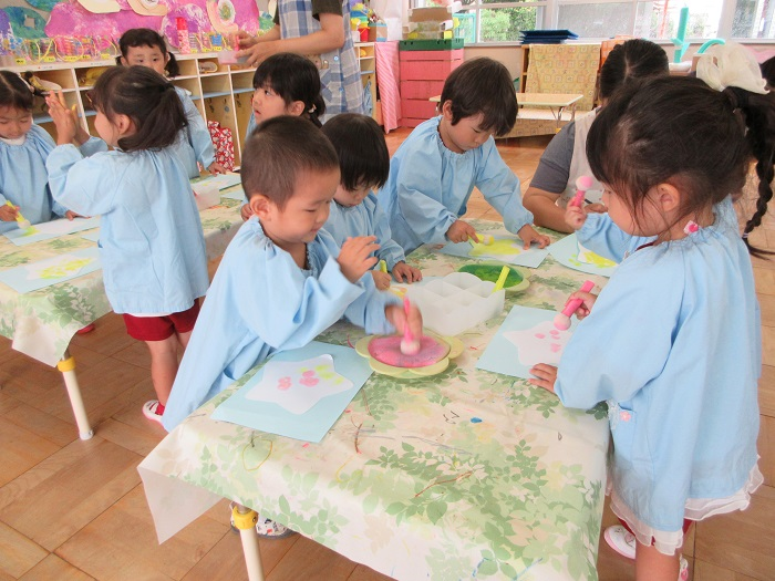 子ども達が絵の具遊びをしているところ