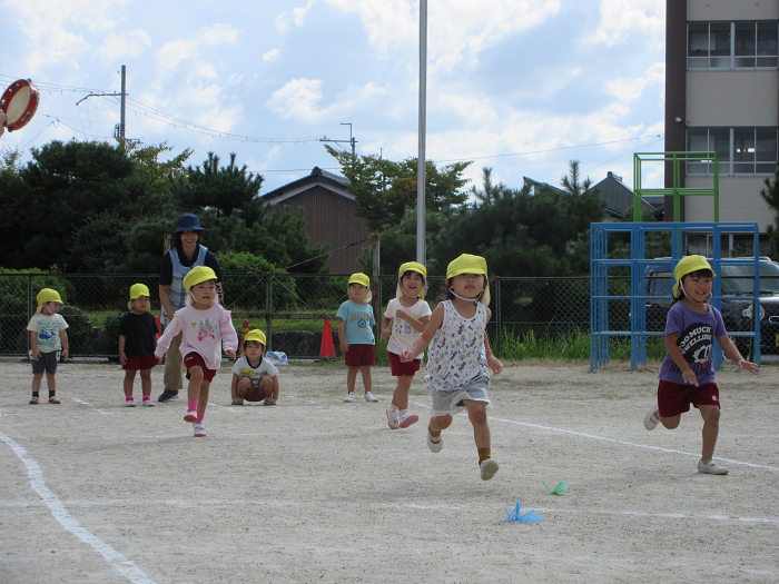 3歳児が元気よくはしっているところ