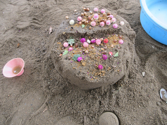 千日紅の花やどんぐりをかざって作った砂のケーキ
