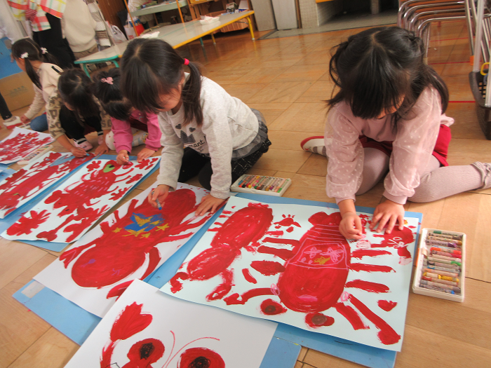 4歳児がザリガニの絵をかいているところ