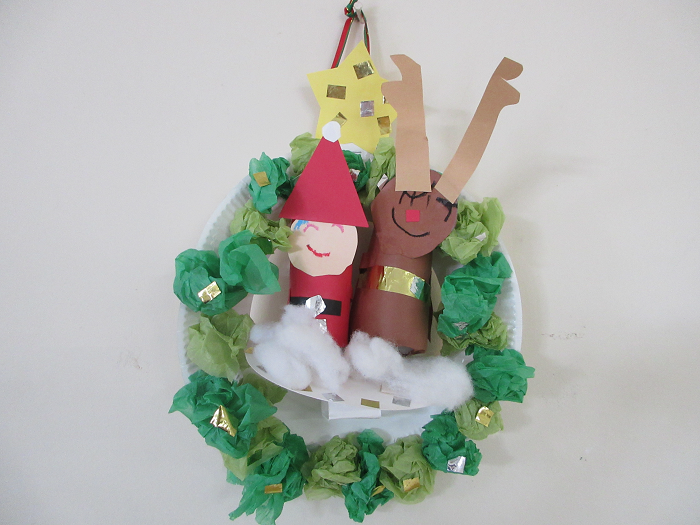 子どもが紙皿や画用紙でつくったリースの飾り