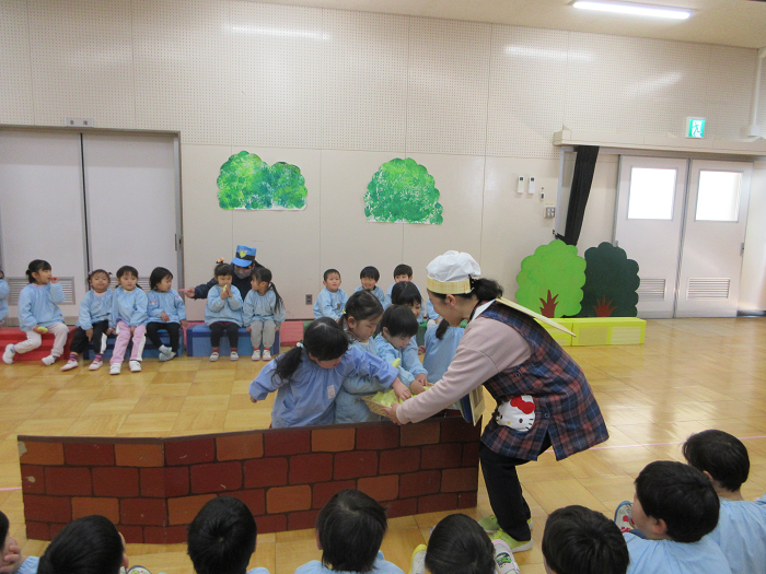 3歳児が教師や友達と一緒にパン屋さんごっこをして遊んでいるところ。