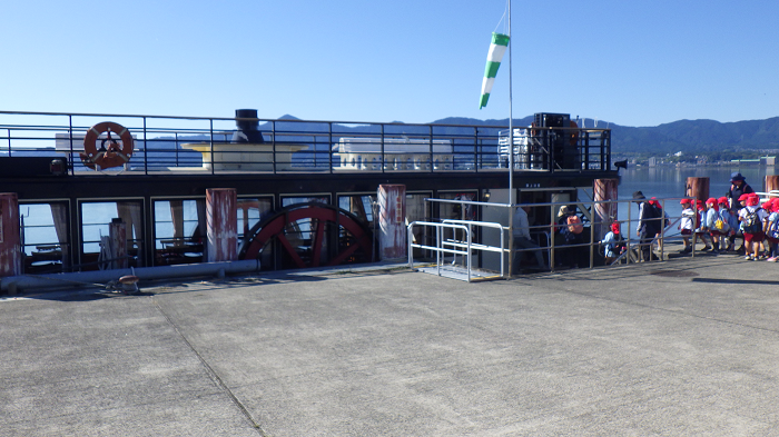 子ども達が船に乗ろうとしているところ