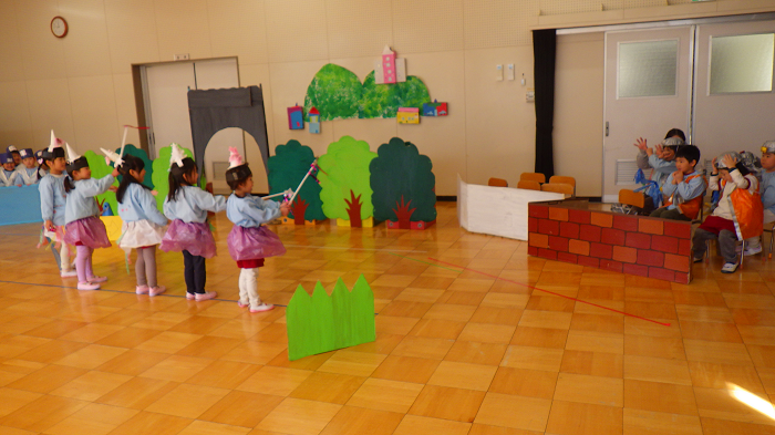 4歳児がユニコーンや消防士になりきって、ごっこ遊びをしているところ。