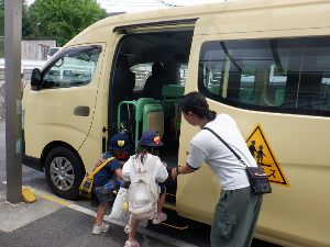 園バスに乗り込む子どもの様子