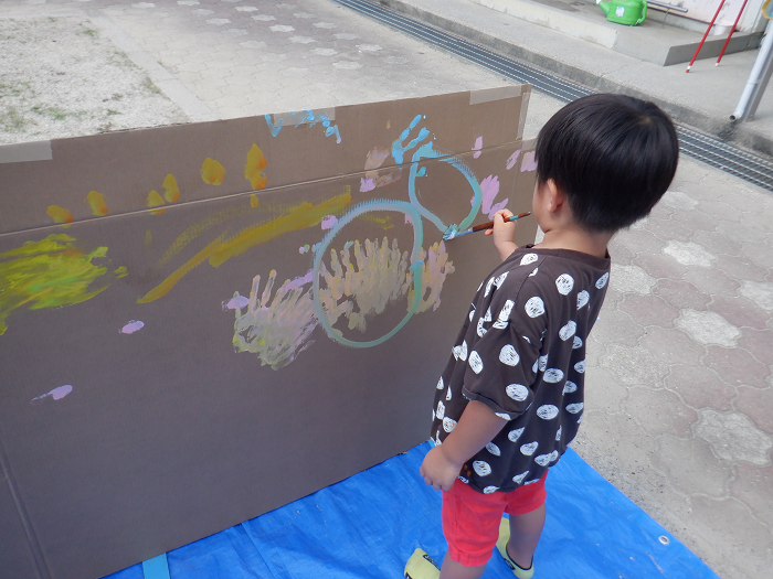 段ボールにお絵描きする子どもの様子