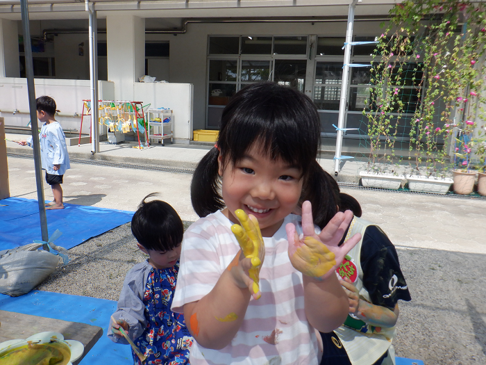 絵具遊びしている子どもの様子