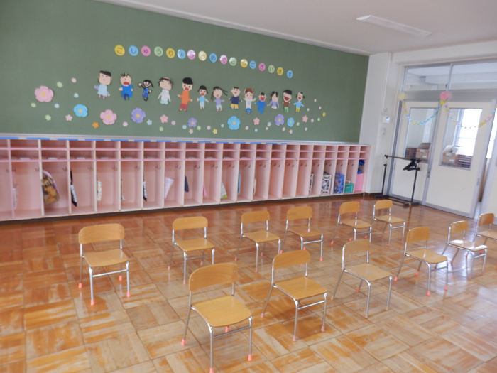 保育室に椅子だけが並んでいる