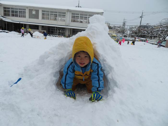 雪でかまくらを作って、中に入っている一人の5歳児