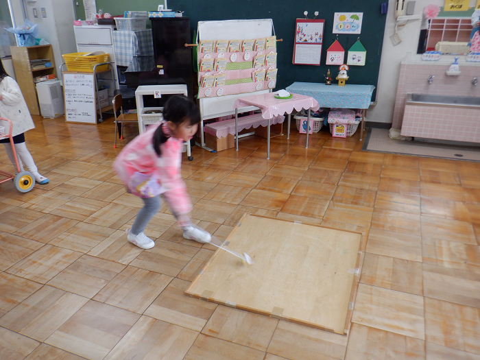 4歳児がひもごまを回している場面