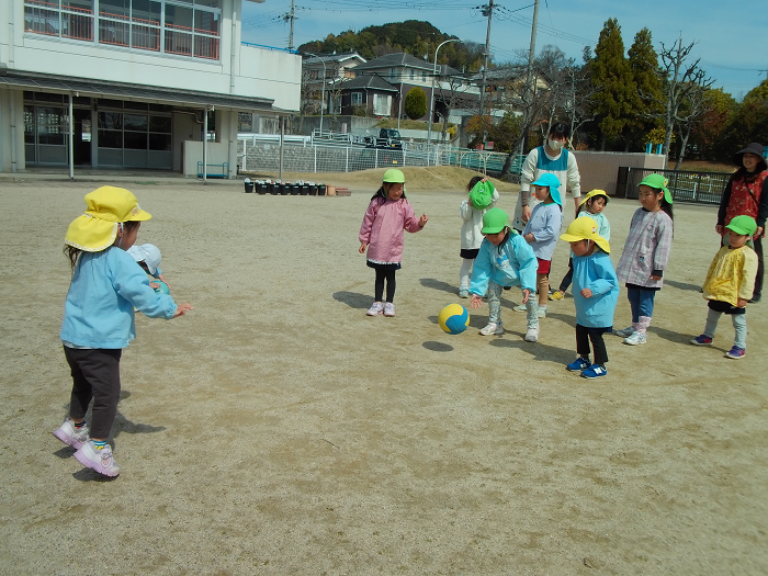 10人の子どもが転がしドッチボールをしている