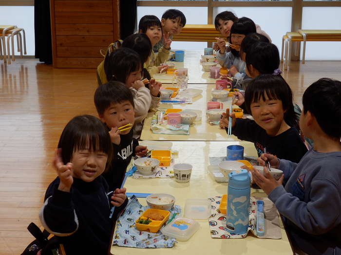 5歳児がみんなで宅配の弁当を食べている様子