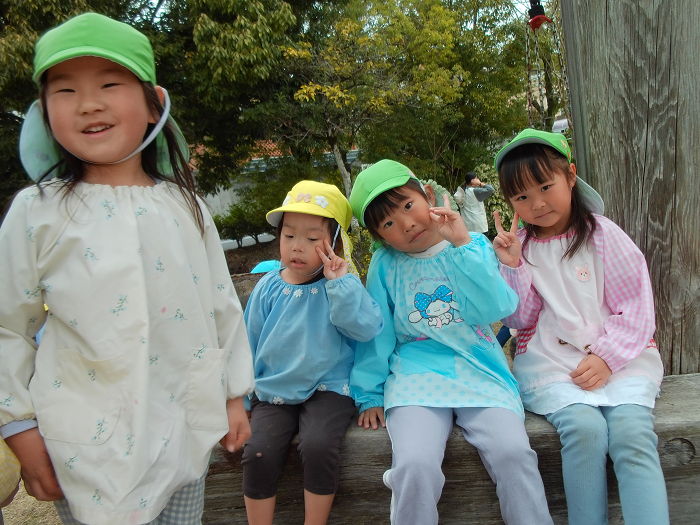 4人の子どもがピースサインをしている