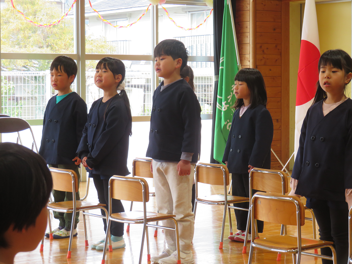 5歳児が修了式の練習で歌を歌っている