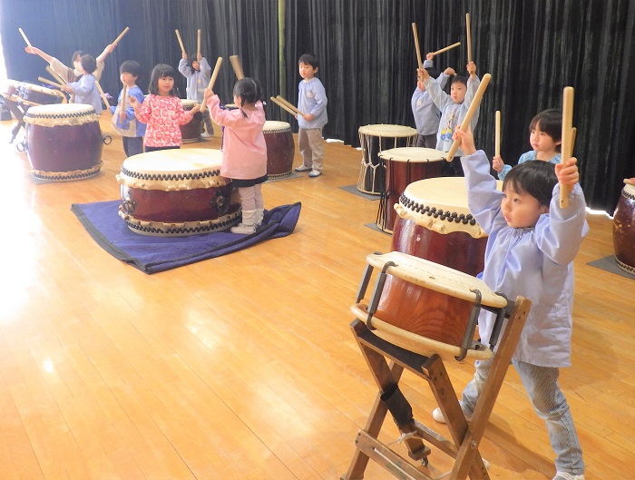 太鼓を叩く3歳児の様子