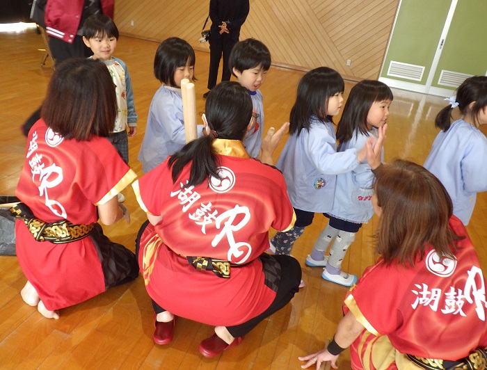 湖鼓ROさんとハイタッチをする4歳児の様子