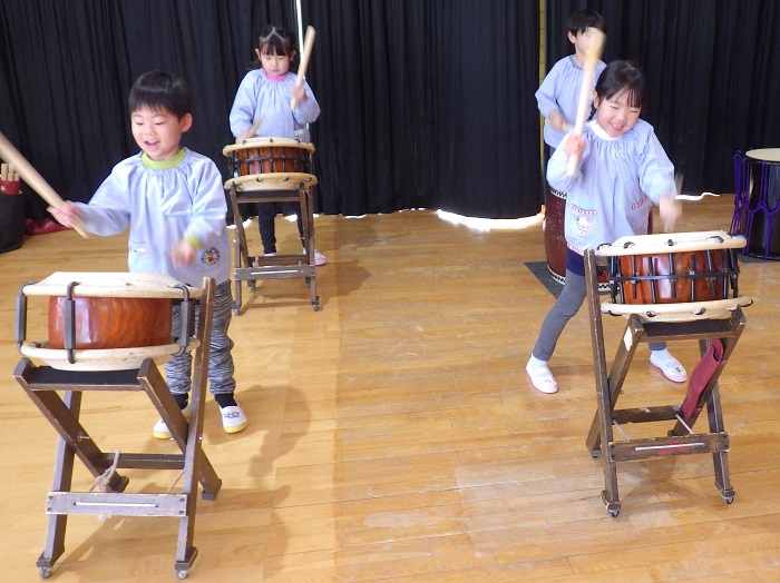 太鼓を叩く5歳児の様子