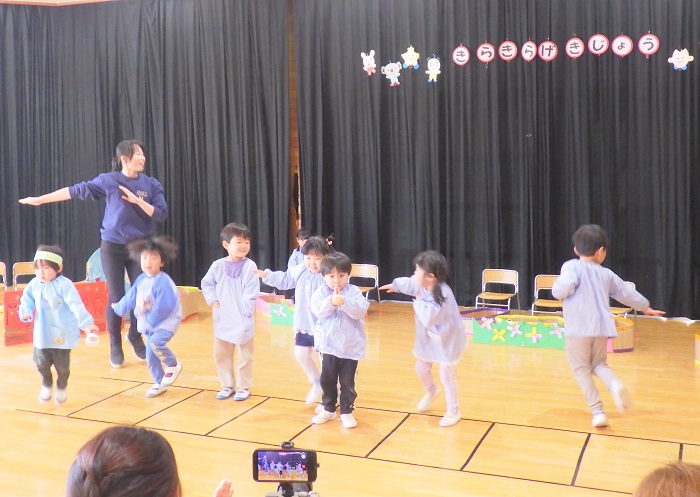 発表会をする3歳児の様子