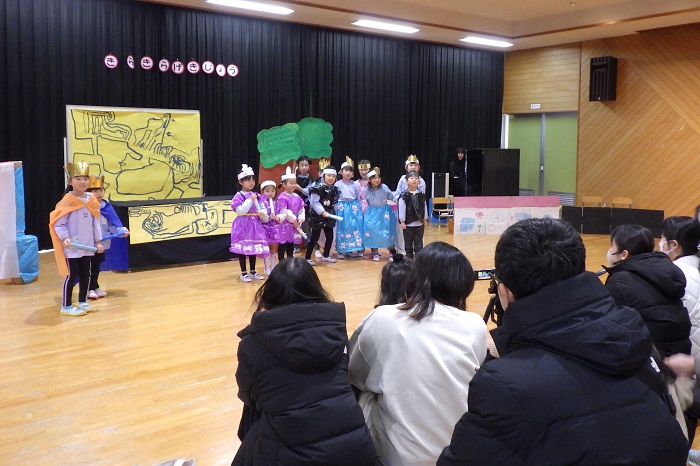 発表会をする5歳児の様子