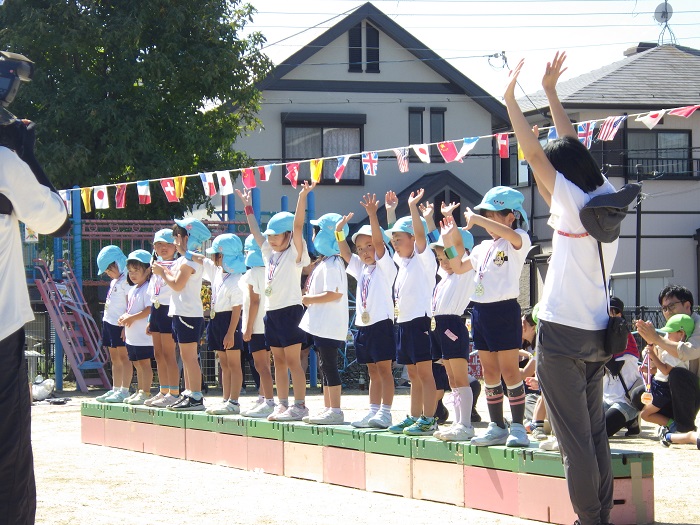 メダルをもらう子どもたちの様子