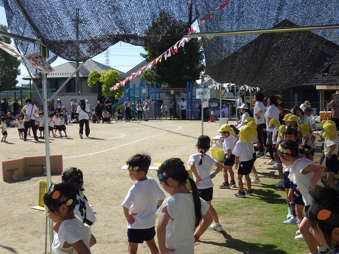 3歳児を応援する子どもたちの様子