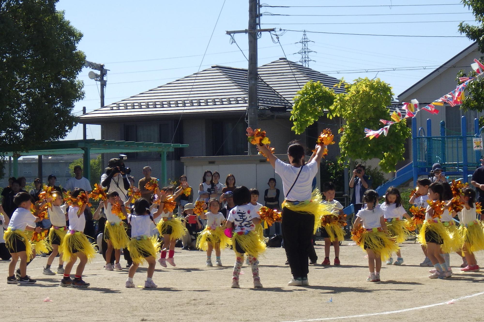 ダンス踊る4歳児の様子