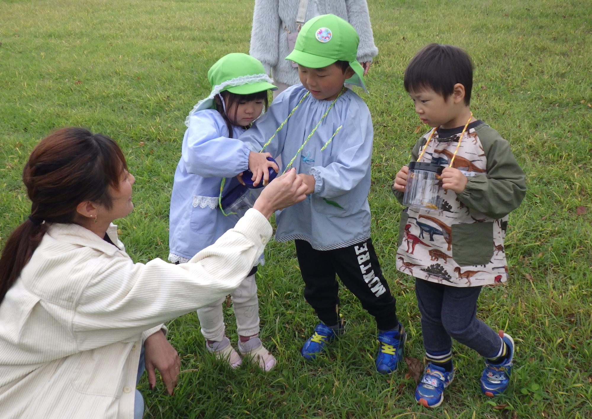 東公園で虫探しをする3歳児親子の様子