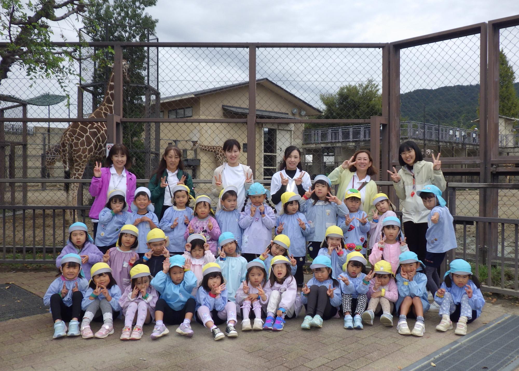 京都動物園で記念撮影をする様子