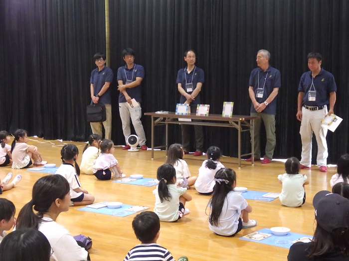 滋賀県建築組合の方が作り方を教えている様子