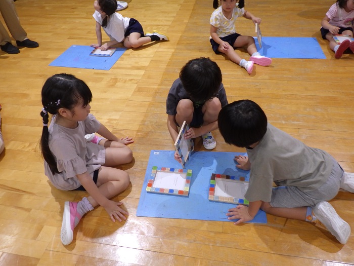 できたフレームを見せ合う子どもの様子