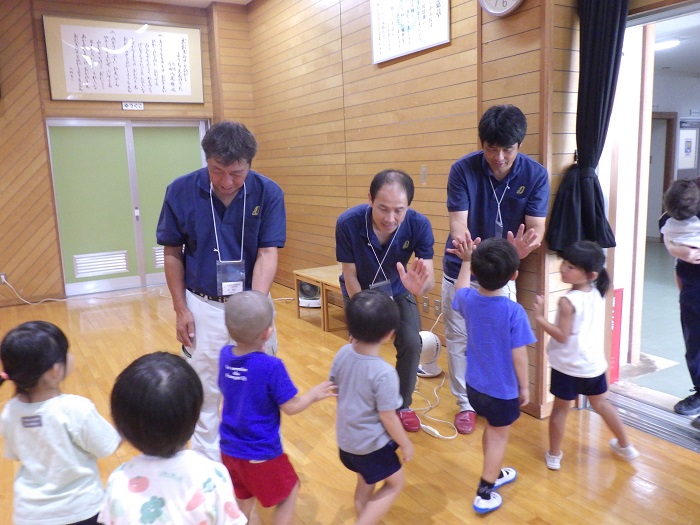 建築組合の方とハイタッチをする子どもたちの様子