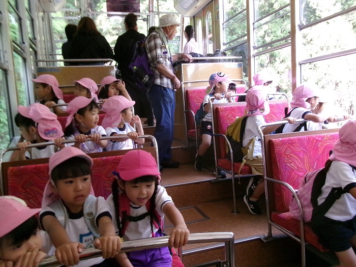 子どもたちがケーブルカーに乗っている様子