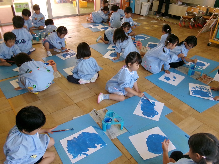 子どもたちが初めての絵の具遊びをしている様子
