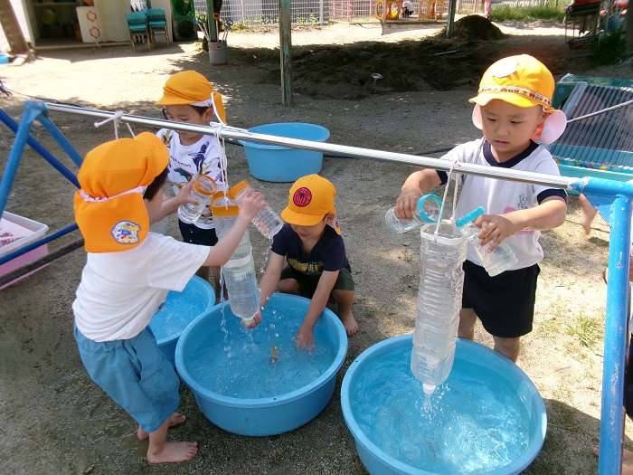 子どもたちが水遊びをしている様子