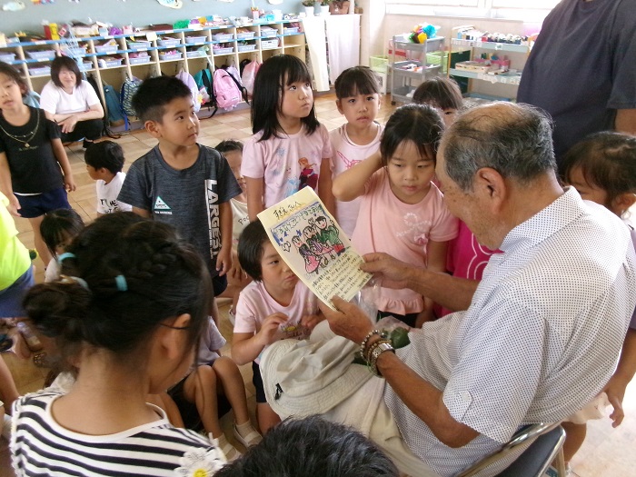 子どもたちが地域の方に手紙を渡している様子